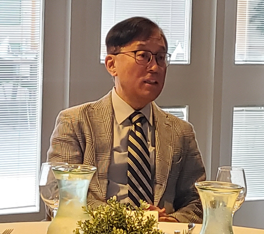 김성근 포스텍 총장이 지난 1일(현지시간) 영국 코벤트리 워릭대에서 한국과학기자협회 공동취재단과 인터뷰를 하고 있다. 한국과학기자협회 공동취재단 제공